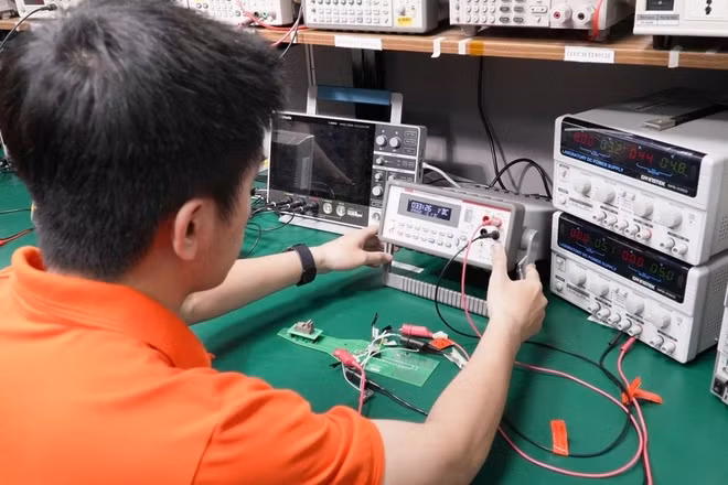 Kỹ sư FPT đang kiểm tra khả năng hoạt động của chip nguồn mới. (Nguồn: FPT)