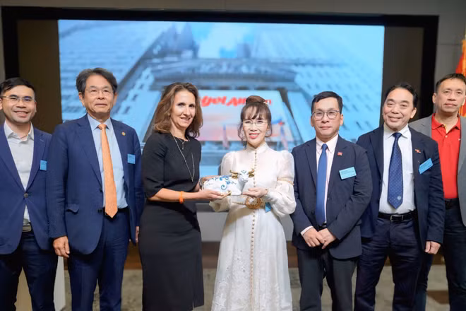 Bà Nguyễn Thị Phương Thảo có chuyến thăm NYSE và gặp gỡ Chủ tịch NYSE Lynn Martin (váy đen) tháng 9/2025. (Ảnh: Bảo Vũ)