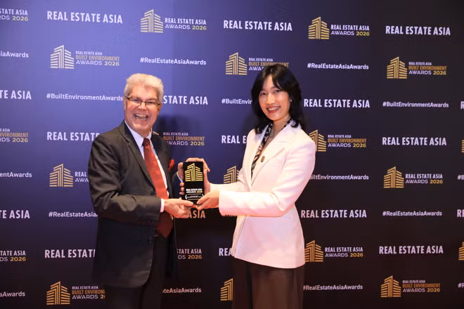 Đại diện Masterise Homes nhận cúp vinh danh tại hạng mục Developer of the Year - Vietnam 2026. (Nguồn ảnh: Real Estate Asia Awards 2026)