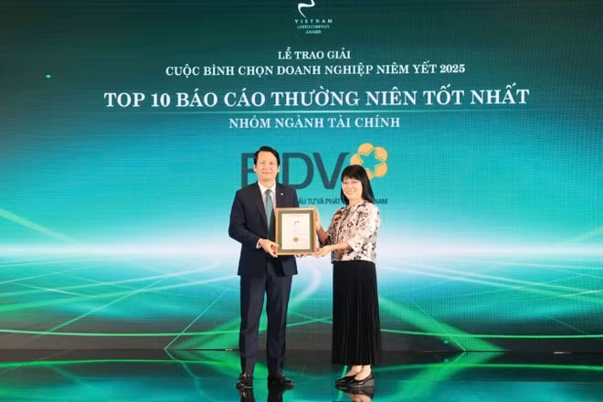 Ông Trần Long - Phó Tổng Giám đốc BIDV đại diện nhận chứng nhận Top 10 Báo cáo thường niên tốt nhất nhóm ngành tài chính.