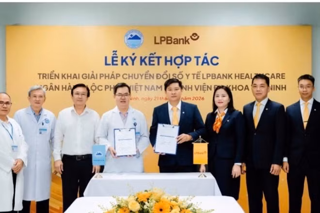 Bệnh viện đa khoa Tây Ninh và LPBank ký kết biên bản bàn giao hệ thống Kiosk y tế thông minh.