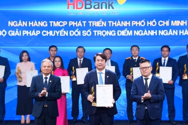 Ông Nguyễn Văn Hảo, Phó Tổng Giám đốc HDBank - đại diện HDBank nhận giải Chuyển đổi số Việt Nam 2025.