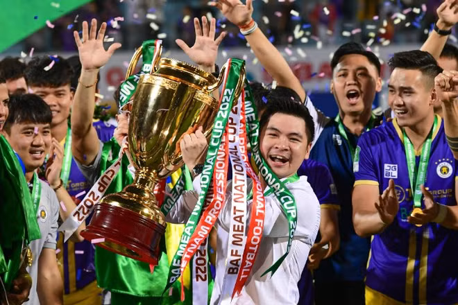 Ông Đỗ Vinh Quang ăn mừng chức vô địch V.League 2022.
