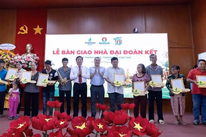 Lãnh đạo thành phố Cần Thơ và đại diện Phân bón Cà Mau trao quyết định bàn giao cùng chìa khóa tượng trưng cho các hộ dân được nhận Nhà Đại đoàn kết. (Nguồn ảnh: Đạm Cà Mau)