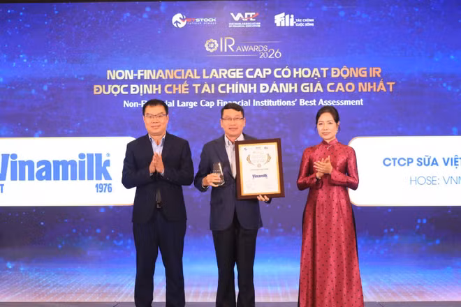 Đây là năm thứ 3 liên tiếp, Vinamilk đón nhận danh hiệu Doanh nghiệp vốn hóa lớn phi tài chính có hoạt động IR được định chế tài chính đánh giá cao nhất. (Ảnh: BTC)