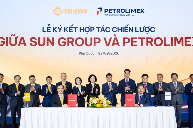 Ông Nguyễn Mạnh Quân, Phó Tổng Giám đốc Tập đoàn Sun Group và ông Nguyễn Quang Dũng, Phó Tổng Giám đốc Petrolimex ký kết Thỏa thuận hợp tác chiến lược giữa hai Tập đoàn. (Ảnh: Petrolimex)