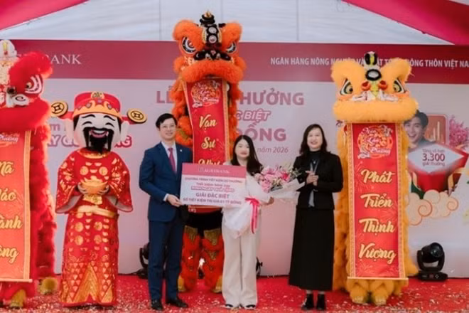 Ông Đỗ Đức Thành, Phó Tổng Giám đốc Agribank và Bà Nguyễn Thị Dung, Giám đốc Ngân hàng Nhà nước-Chi nhánh khu vực 6 trao giải cho khách hàng Bùi Thị Lan