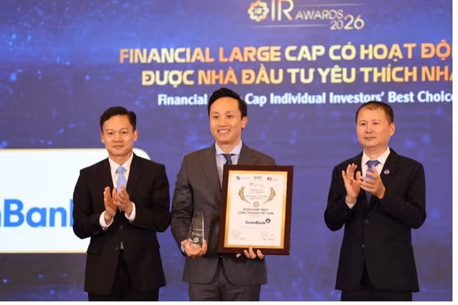 Ông Vương Huy Đông - Phó Ban Thư ký HĐQT&QHCĐ đại diện VietinBank nhận giải thưởng hạng mục “Financial Large Cap có hoạt động IR được Nhà đầu tư yêu thích nhất 2026”. (Ảnh: Vietinbank)
