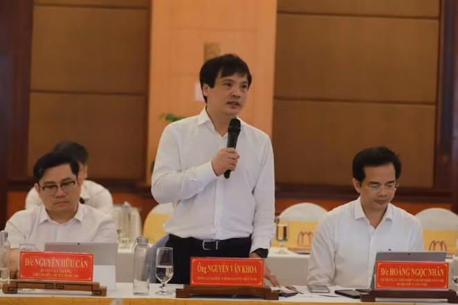 Ông Nguyễn Văn Khoa - Tổng giám đốc Tập đoàn FPT trình bày đề xuất: Xây dựng mô hình Kinh tế dữ liệu 4 lớp, lấy AI bản địa làm trọng tâm để đánh thức tiềm năng di sản, du lịch và y tế của Huế.