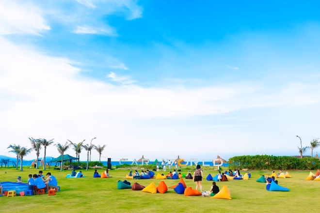 Những khu đô thị biển có hệ tiện ích đa dạng đang được nhà đầu tư quan tâm bởi khả năng vận hành đón khách quanh năm. (Ảnh: Bãi biển CaraBeach thuộc CaraWorld Cam Ranh)