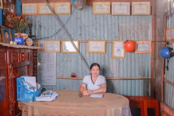 “Góc tự hào” treo đầy bằng khen trong nhà chị Hồng.