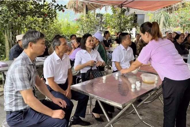 Đoàn cán bộ Bảo Minh đến thăm hỏi và viếng nạn nhân bị thiệt mạng trong vụ tai nạn.