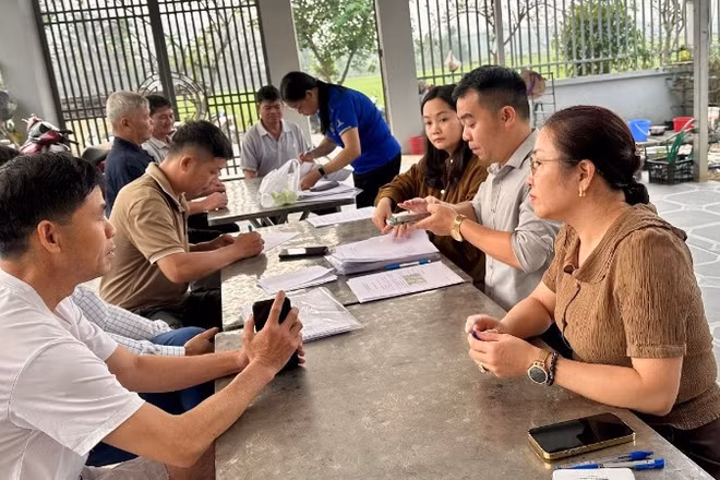 Đoàn công tác của Quỹ Bảo vệ và phát triển rừng tỉnh Điện Biên hướng dẫn chủ rừng ở bản Hua Ná, xã Thanh Nưa làm thủ tục mở tài khoản Ngân hàng Chính sách-Xã hội.