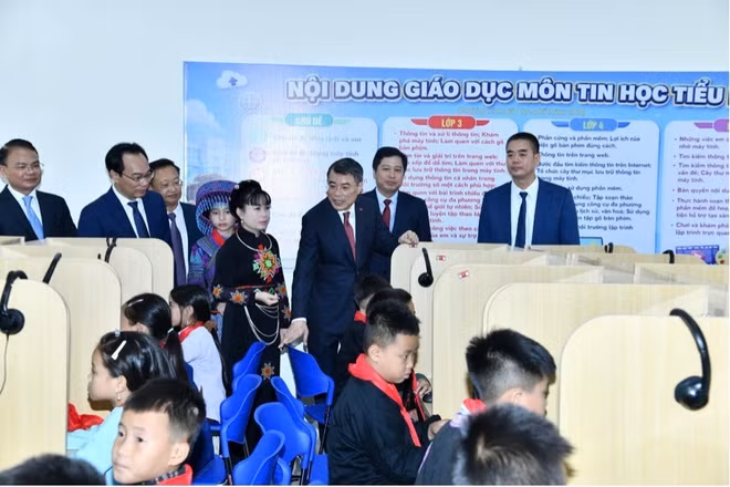 Thủ tướng Chính phủ Lê Minh Hưng tham quan phòng máy tính do Agribank trao tặng trường Trường Phổ thông nội trú tiểu học và trung học cơ sở Mường Khương. (Ảnh Agribank)