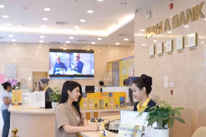 Khách hàng giao dịch tại Nam A Bank.