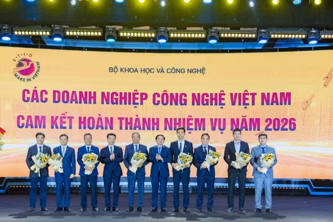 Ông Nguyễn Văn Khoa - Tổng Giám đốc Tập đoàn FPT (ngoài cùng bên trái) đại diện FPT công bố các cam kết triển khai sản phẩm Make in Viet Nam.