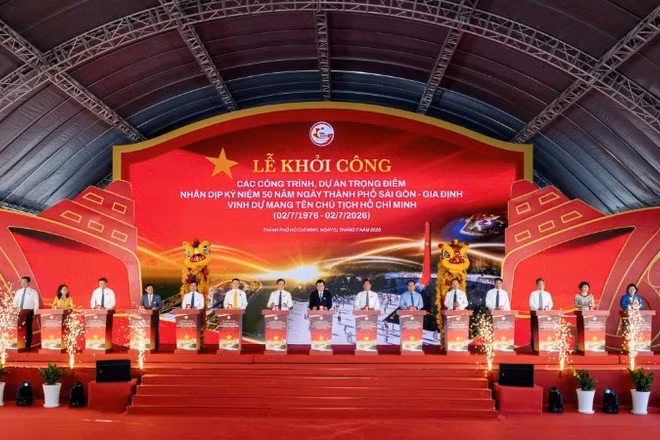 Các đại biểu bấm nút chính thức khởi công loạt công trình, dự án trọng điểm nhân dịp kỷ niệm 50 năm Ngày thành phố Sài Gòn-Gia Định vinh dự mang tên Chủ tịch Hồ Chí Minh, sáng 1/7/2026.