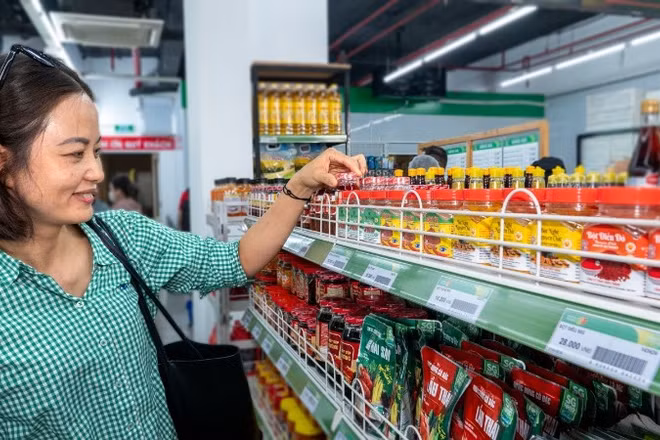 Hệ thống bán lẻ SATRA kiểm soát chặt chẽ chất lượng sản phẩm từ gốc. (Ảnh: SATRA)