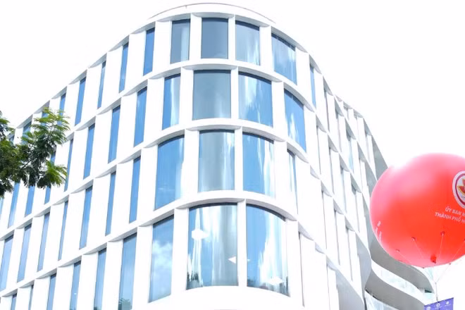 Tòa nhà SIHUB có quy mô gần 17.000m², vận hành theo mô hình hợp tác công-tư, được kỳ vọng trở thành trung tâm hỗ trợ, ươm tạo và đồng hành cùng cộng đồng doanh nghiệp công nghệ trong tiến trình chuyển đổi số.