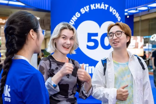 Anh Giang bày tỏ sự ấn tượng khi tham quan gian hàng Vinamilk tại chuỗi triển lãm chuyên ngành sữa 2026. (Ảnh: Duy Cường)