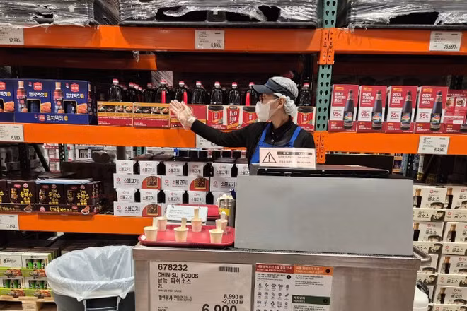 Nước mắm Nam Ngư trưng bày trên kệ hàng cùng các sản phẩm nội địa tại siêu thị Cotsco, Hàn Quốc.