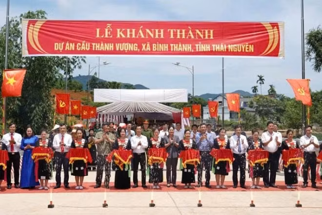 Các đại biểu cắt băng khánh thành cầu Thành Vượng, công trình dân sinh đầu tiên tại Việt Nam ứng dụng công nghệ dầm hộp rỗng bê-tông cốt thép dự ứng lực.