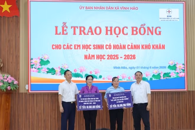 Đại diện Nhà máy Nhiệt điện Vĩnh Tân 4 trao tặng các bảng tượng trưng tại chương trình.