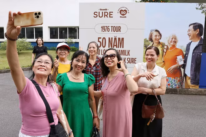 Những người tiêu dùng đồng niên 1976 tham quan Nhà máy Sữa Tiên Sơn (ở Bắc Ninh). (Ảnh: VI NAM)