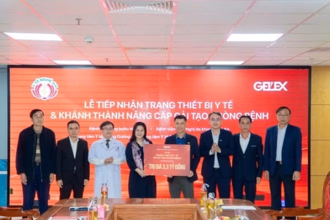 Ông Nguyễn Trọng Hiền-Chủ tịch Hội đồng quản trị Tập đoàn Gelex trao tặng gói thiết bị y tế và hỗ trợ nâng cấp phòng bệnh tại tỉnh Nghệ An.