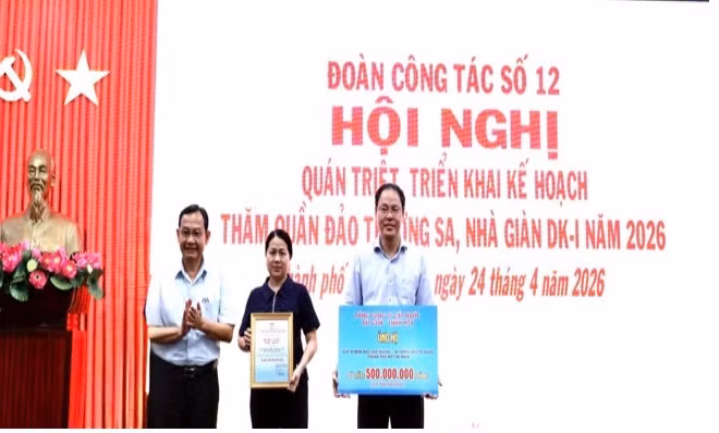 Tổng Công ty Cấp nước Sài Gòn-trách nhiệm hữu hạn một thành viên vừa trao 500 triệu đồng gửi đến cán bộ, chiến sĩ đang làm nhiệm vụ tại nhà giàn DK1.