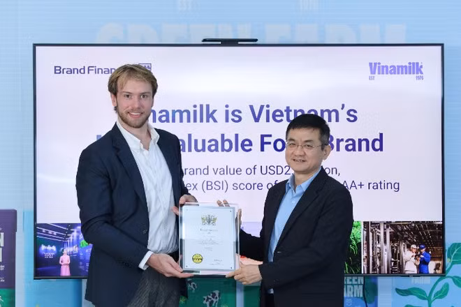 Ông Nguyễn Quang Trí, Giám đốc Điều hành Marketing Vinamilk, đại diện Vinamilk nhận chứng nhận Top 100 thương hiệu giá trị nhất Việt Nam từ đại diện Brand Finance. (Ảnh: Vi Nam)