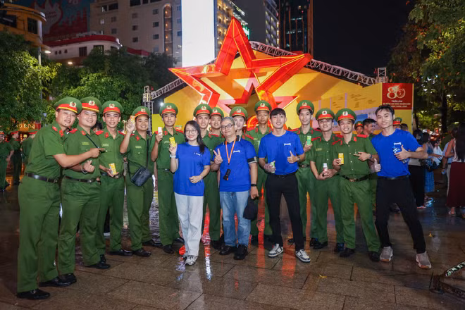 Diễn ra từ ngày 1-13/6/2026, chuỗi sự kiện Gala “Tổ quốc bình yên” do Bộ Công an phối hợp Ủy ban nhân dân Thành phố Hồ Chí Minh tổ chức tại phố đi bộ Nguyễn Huệ (phường Sài Gòn, Thành phố Hồ Chí Minh). Hướng tới kỷ niệm 80 năm Ngày truyền thống lực lượng An ninh nhân dân (12/7/1946-12/7/2026), chuỗi sự kiện được tổ chức nhằm tri ân những cuộc đấu trí thầm lặng, những cống hiến quên mình vì sự bình yên của dân tộc.