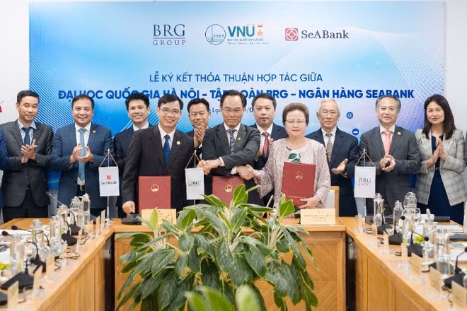 Đại diện Tập đoàn BRG, Ngân hàng SeABank và Đại học Quốc gia Hà Nội ký kết thỏa thuận hợp tác.
