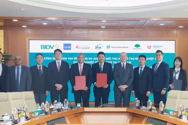 Đại diện Lãnh đạo BIDV, ADB và các bên tham gia đồng tài trợ công bố hợp tác trong khuôn khổ khoản vay bền vững.