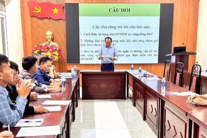 Các chủ rừng ở xã Chiềng Sinh được hướng dẫn cách ghi chép, quản lý tiền dịch vụ môi trường rừng hiệu quả.