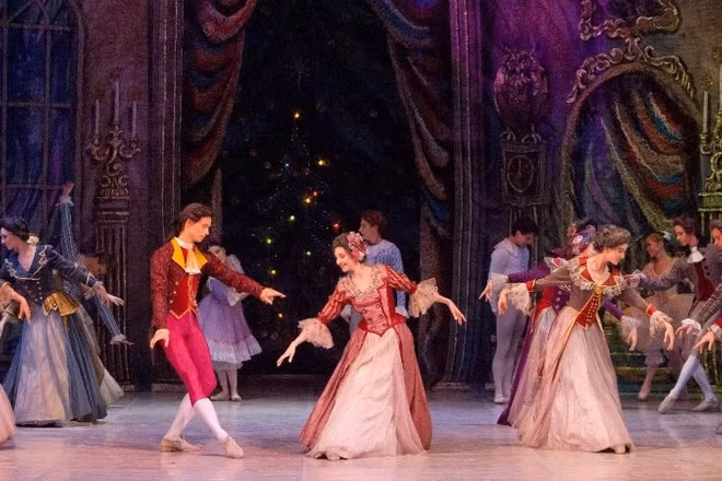 Những bước nhảy ballet hòa cùng giai điệu giao hưởng, tạo nên vẻ đẹp tinh tế của nghệ thuật hàn lâm.