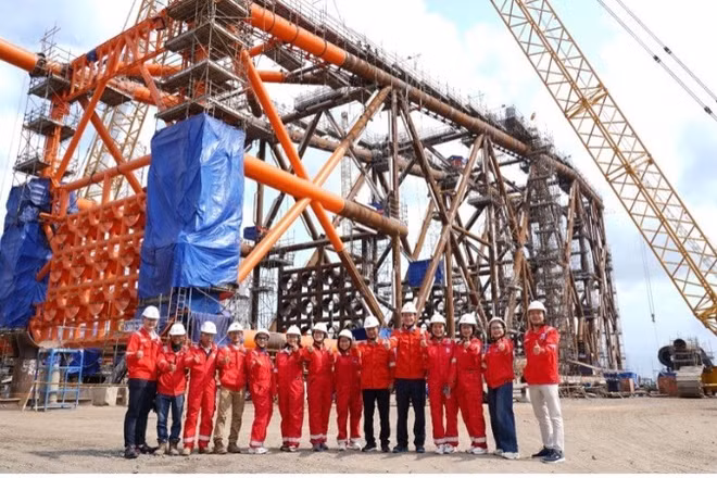 Đoàn công tác liên ngành khảo sát thực địa tại khu vực triển khai dự án chân đế Đại Hùng Nam.