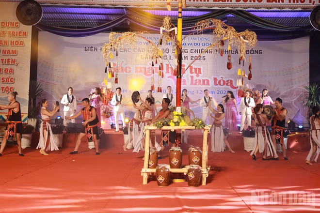 Nhiều tiết mục cồng chiêng đặc sắc được biểu diễn tại Lễ khai mạc Liên hoan các câu lạc bộ Cồng chiêng tỉnh Lâm Đồng lần thứ I, năm 2025.