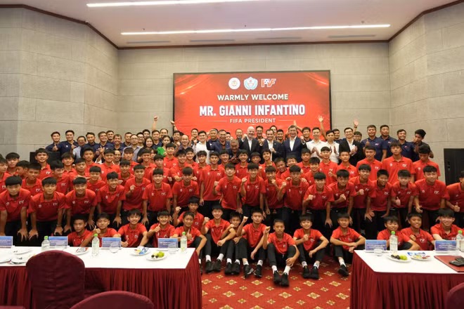 Chủ tịch FIFA Gianni Infantino và Tổng Thư ký FIFA Mattias Grafstrom cùng các đại biểu chụp ảnh lưu niệm cùng các học viên Trung tâm PVF. (Ảnh: Ban tổ chức) 