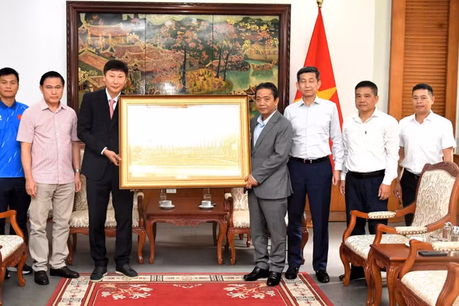 Thứ trưởng Văn hóa, Thể thao và Du lịch Hoàng Đạo Cương trao quà của Thủ tướng tặng đội tuyển bóng đá nam quốc gia. (Ảnh: THÁI DƯƠNG)