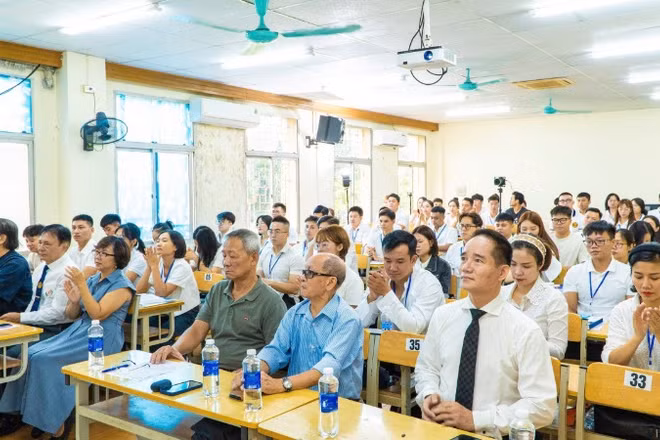 Các đại biểu và các học viên dự lễ khai giảng khóa học.