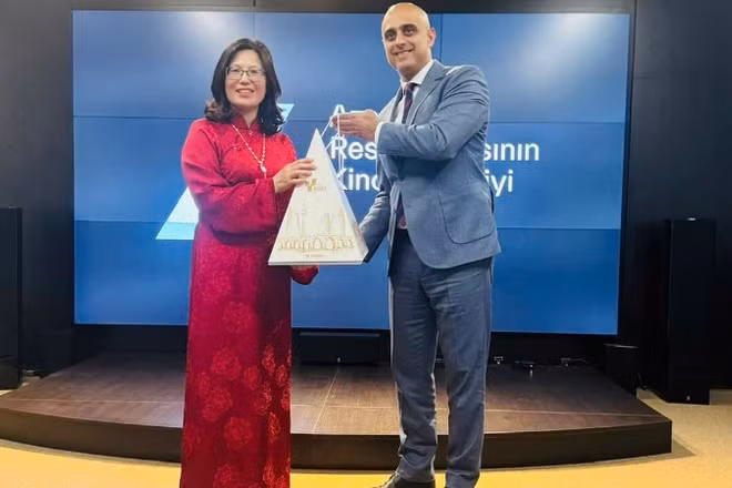 Ông Rashad Azizov-Tổng Giám đốc Cơ quan Điện ảnh Azerbaijan tặng quà đoàn Viện Phim Việt Nam. 