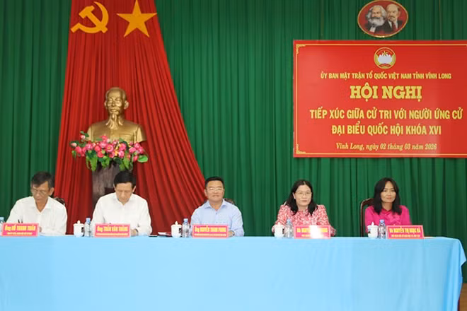 Các ứng cử viên đại biểu Quốc hội, khóa XVI, đơn vị bầu cử số 1, tỉnh Vĩnh Long tiếp xúc cử tri.