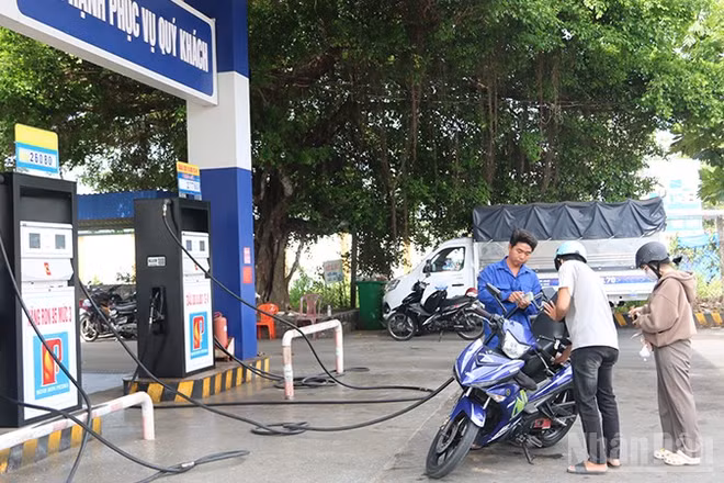Các cửa hàng xăng, dầu trên địa bàn tỉnh Vĩnh Long bảo đảm nguồn cung phục vụ khách hàng.