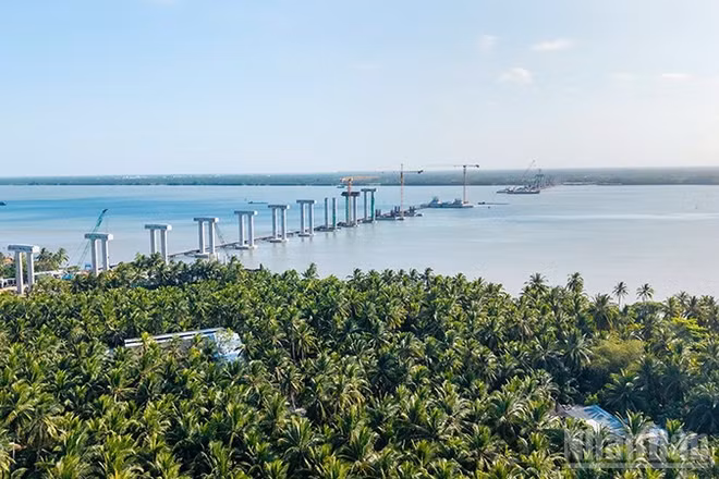 Công trình cầu Đại Ngãi bắc qua sông Hậu nối hai bờ tỉnh Vĩnh Long, thành phố Cần Thơ.