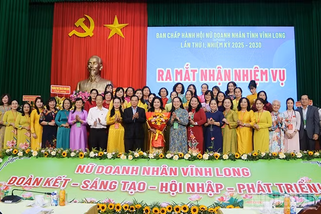 Ban Chấp hành Hội nữ doanh nhân tỉnh nhiệm kỳ 2025-2030, chụp ảnh cùng lãnh đạo Tỉnh ủy, Ủy ban nhân dân tỉnh Vĩnh Long.