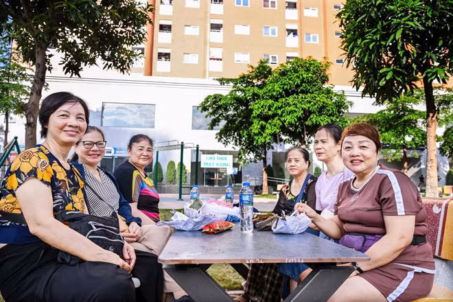 Dự thảo Luật Đất đai (sửa đổi) đã có nhiều điểm mới về hình thức bồi thường, chất lượng và địa điểm tái định cư cho người bị thu hồi đất. Trong ảnh: Người dân bị thu hồi đất phục vụ mở đường ở Đê La Thành về tái định cư tại Khu CT3 Nghĩa Đô, TP Hà Nội. Ảnh: HIẾU MINH