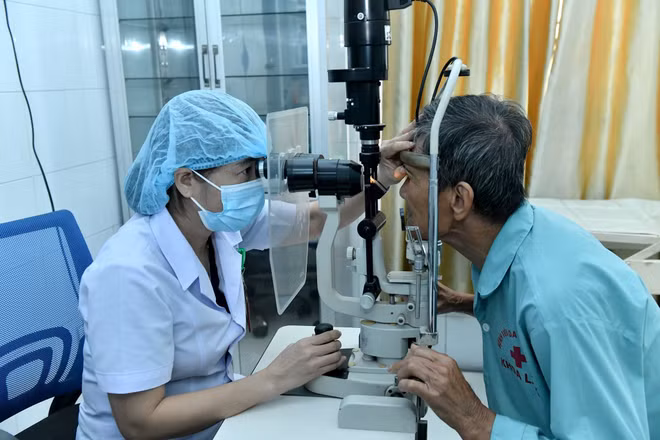 Khám bệnh cho người dân tuyến cơ sở tại Quảng Trị. Ảnh: Anh Sơn