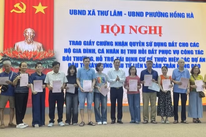 Các hộ dân phường Hồng Hà nhận giấy chứng nhận quyền sử dụng đất. 