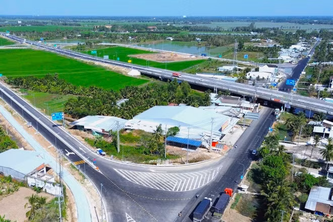 Ngân sách nhà nước sẽ đóng vai trò “vốn mồi”, tập trung đầu tư vào các lĩnh vực có tính lan tỏa cao, tạo điều kiện để khu vực tư nhân tham gia đầu tư. (Trong ảnh: Đường dẫn nút giao IC5 vào cao tốc Cần Thơ-Cà Mau).